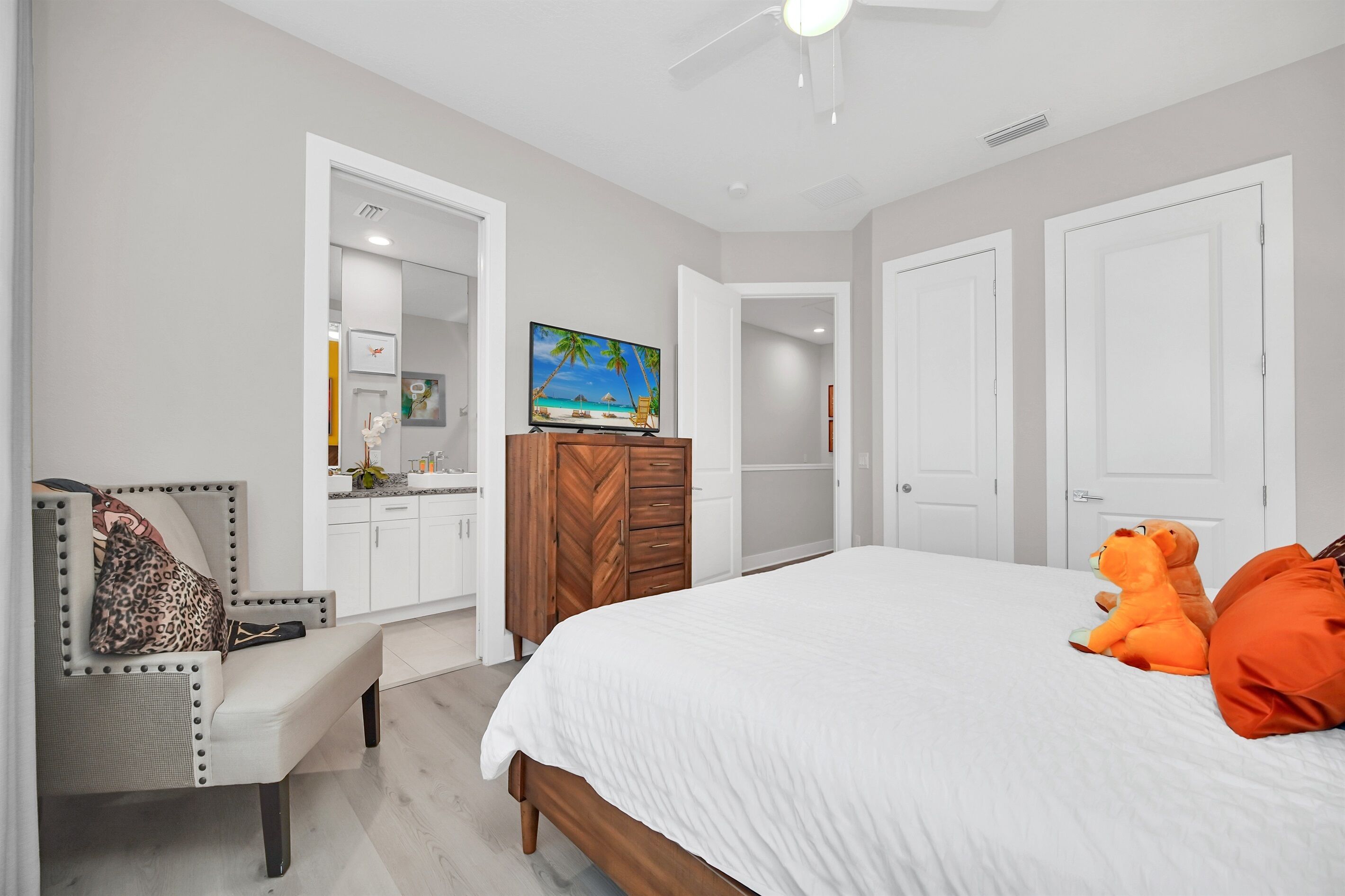 4 habitaciones, escritorio y tabla de planchar con plancha 