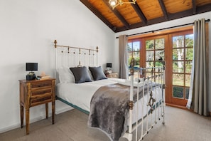 3 bedrooms, desk, iron/ironing board, bed sheets