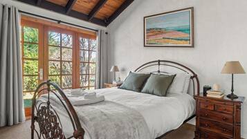 3 bedrooms, desk, iron/ironing board, bed sheets