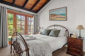 3 bedrooms, desk, iron/ironing board, bed sheets