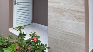 A wooden door with a metal sign that reads "Puerto Rico Dreamsville."