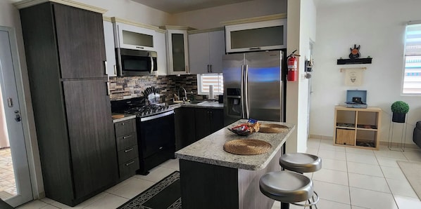 Frigorífico, microondas, horno y placa de cocina