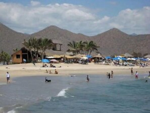 Plage à proximité, chaises longues, serviettes de plage