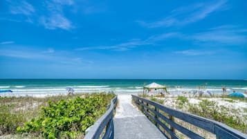 Espreguiçadeiras, toalhas de praia