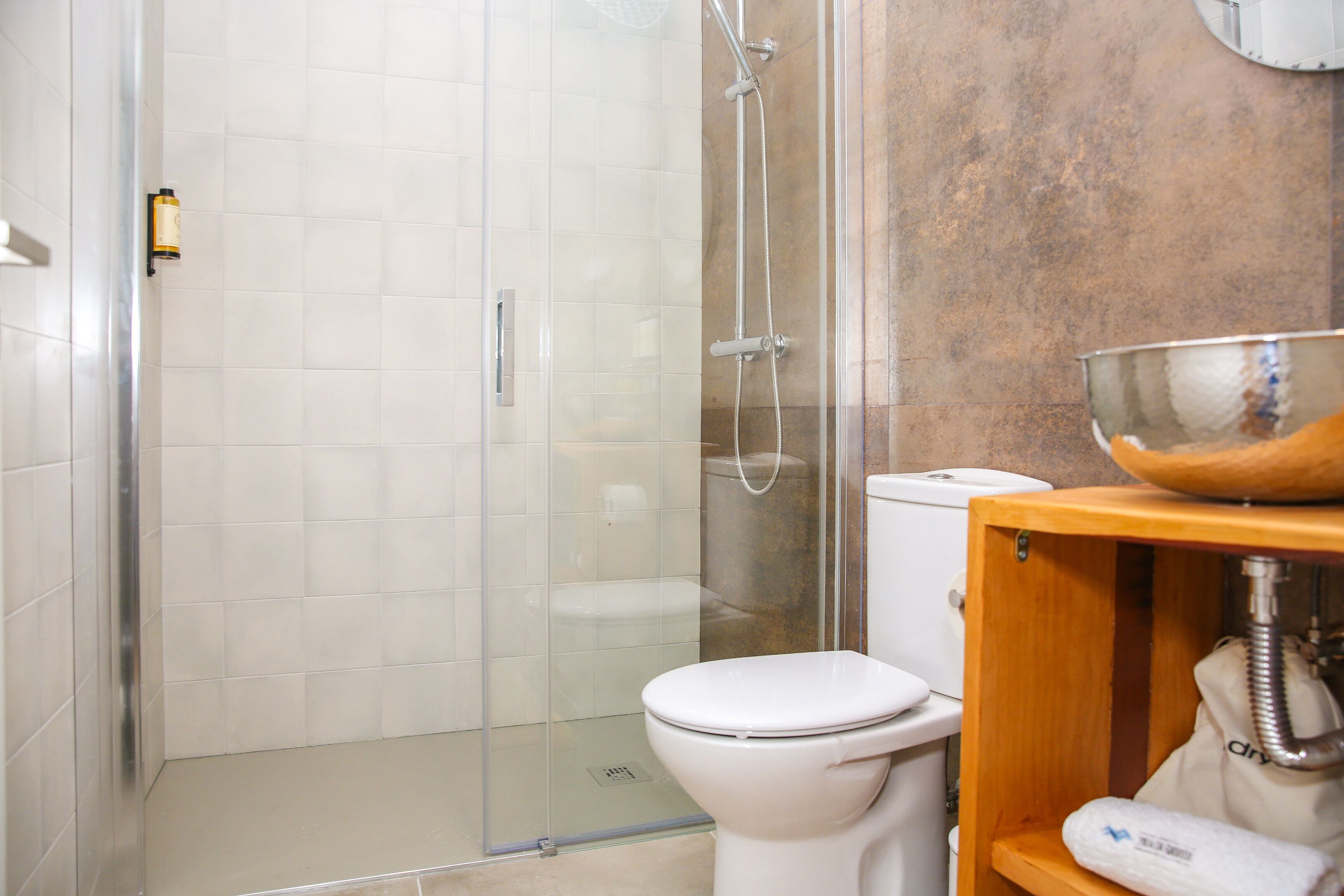 Secadora de cabello, jabón, shampoo 