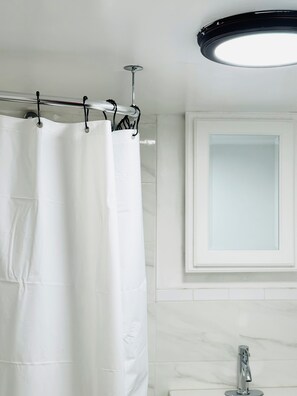 Secadora de cabello, toallas, jabón, papel de baño