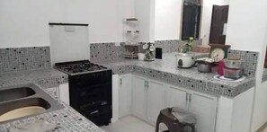 Frigorífico, microondas, placa de cocina y cafetera o tetera