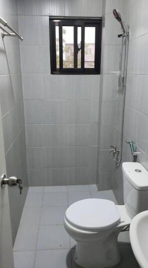 Secadora de cabello, toallas, jabón, shampoo 