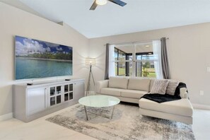 Smart TV, books - Modern Family Home Near Disney - Pool & Lake View (Davenport)