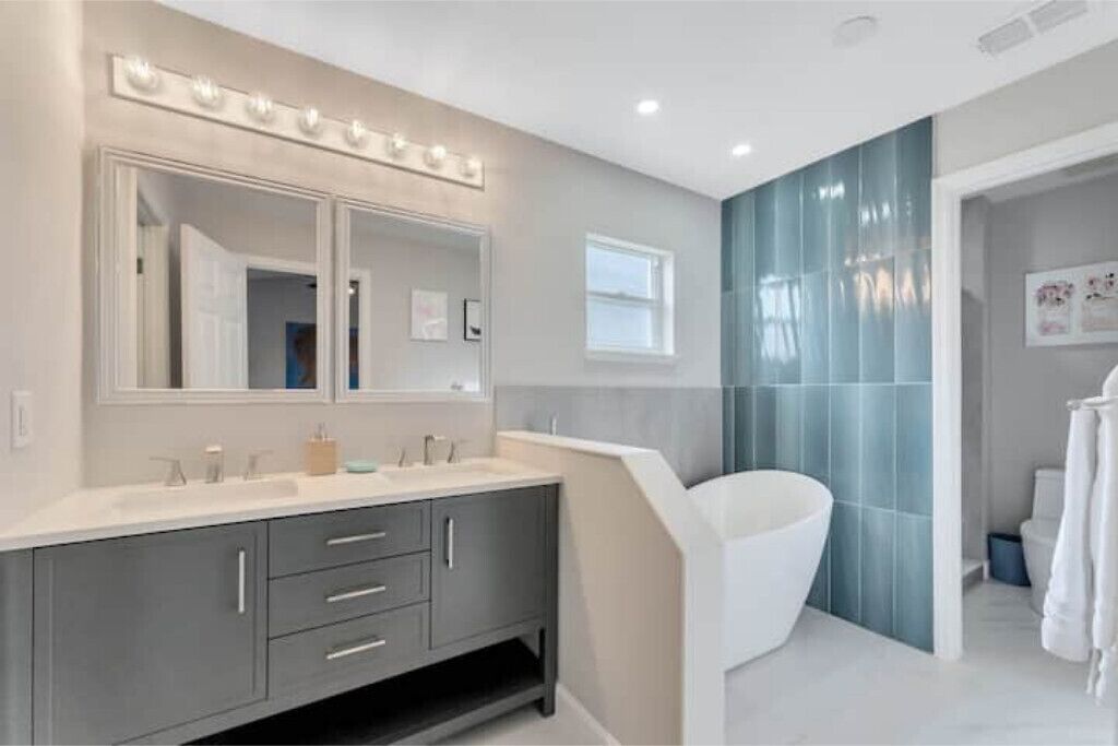 Doccia, asciugacapelli, asciugamani, carta igienica