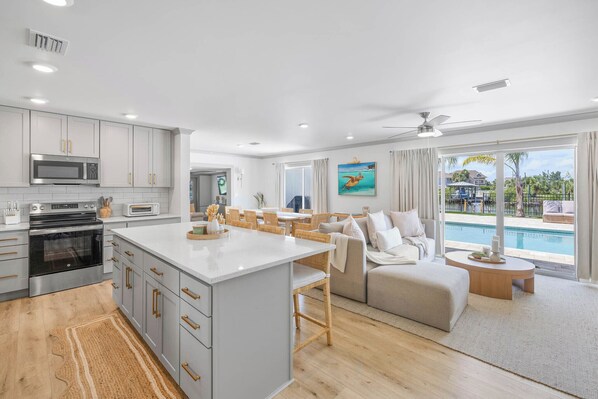 冷蔵庫、電子レンジ、オーブン、コンロ