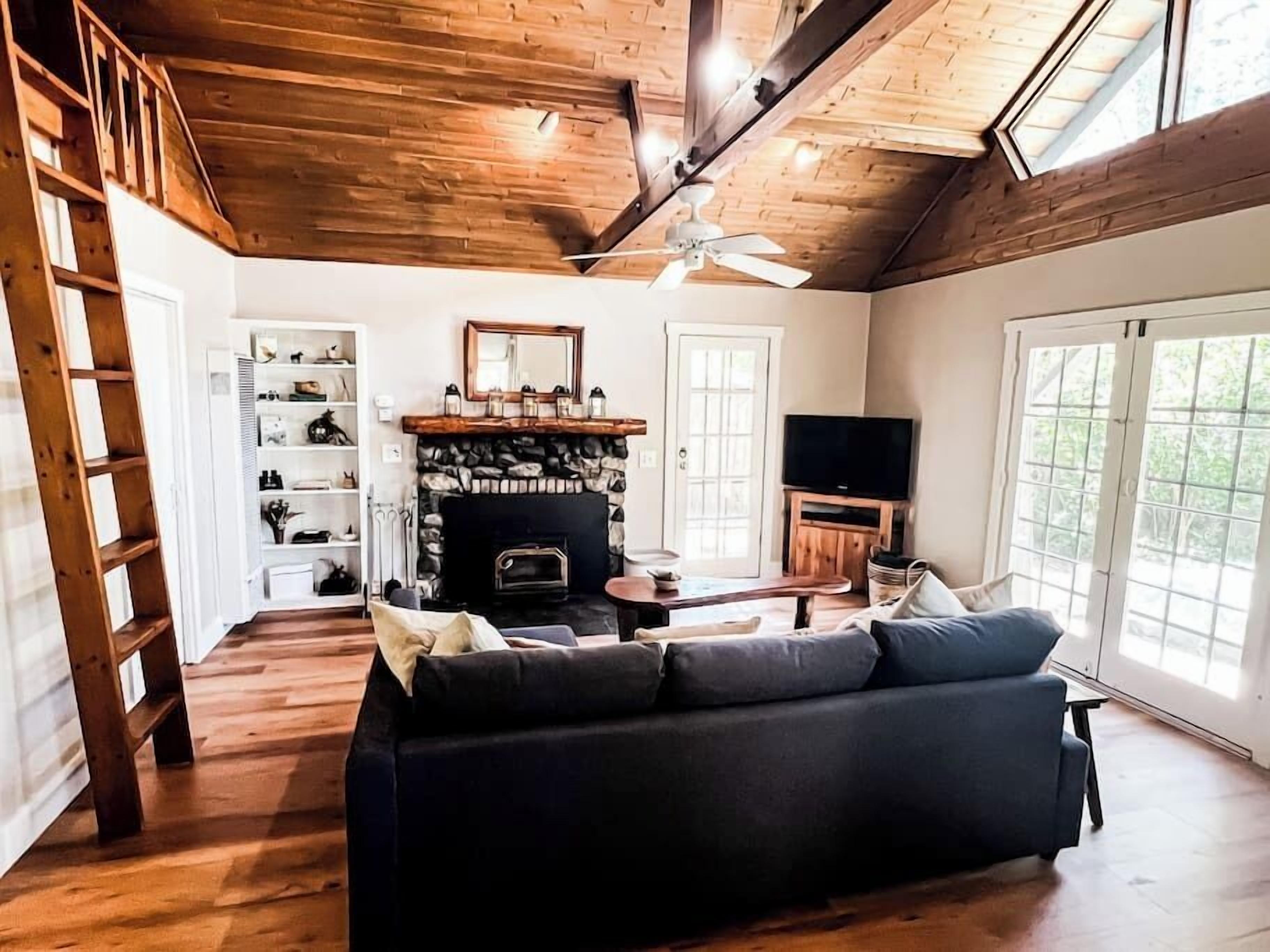 テレビ、暖炉、書庫