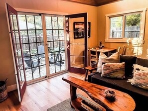 Télévision, cheminée, livres