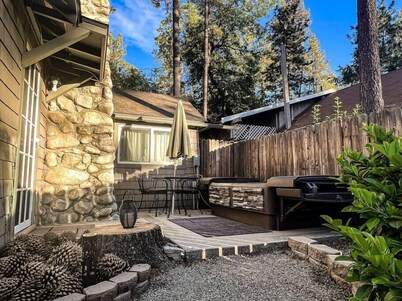 The Nest: Serene Sanctuary w Hot Tub, Fireplace, Grill, Hammock, Outdoor Fire Fe