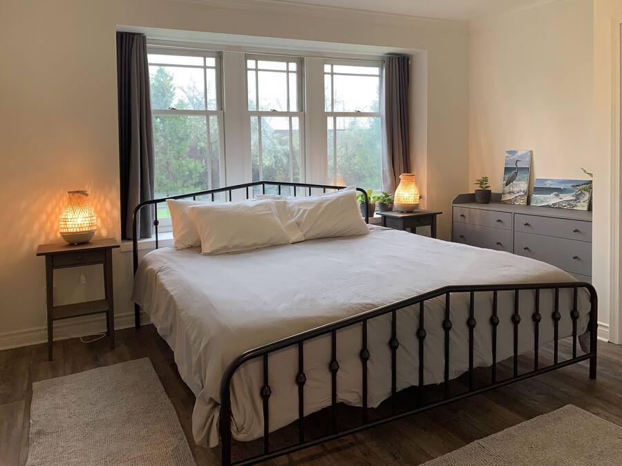 Suite, Ground Floor | 1 bedroom, iron/ironing board, WiFi (free), bed sheets