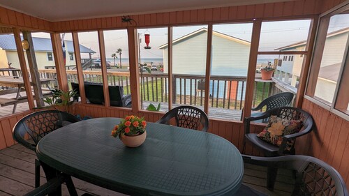 COASTAL CORAL -A few steps to the Beach, Pier, Park & close to all Boat Ramps. 