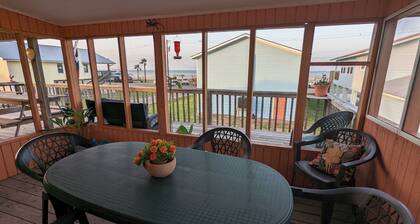 COASTAL CORAL -A few steps to the Beach, Pier, Park & close to all Boat Ramps.