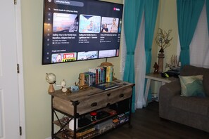 TV connectée, lecteur de DVD, livres