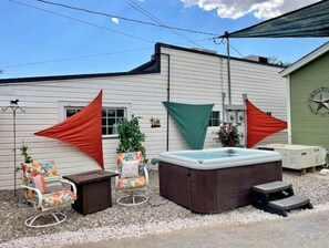 Outdoor spa tub - Charming Boutique Hotel with Private Hot Tub
 (De Beque)