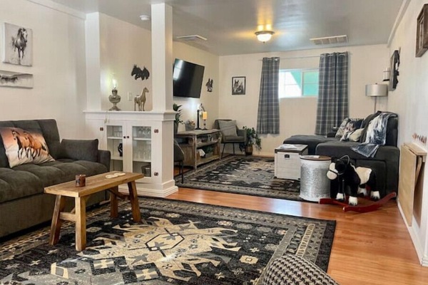 Spacious livingroom - 2 pull up beds and a gateleg table for office/dining space