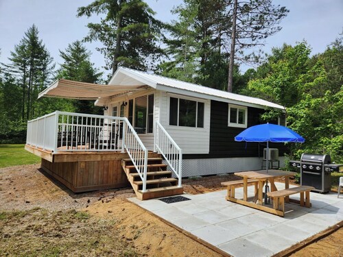 COZY CABIN IN THE WOODS FOR 2. SPACIOUS WELL APPOINTED. NEW LISTING!