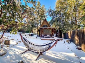 Terrace/patio - Wildland Zen Den: Tiny House Retreat with Fireplace, Grill, AC, Hammock, Record (Idyllwild-Pine Cove)