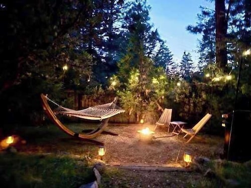 Wildland Loft: Serene Mountain Retreat w Fireplace, AC, Fire Pit, Hammock, Outdo