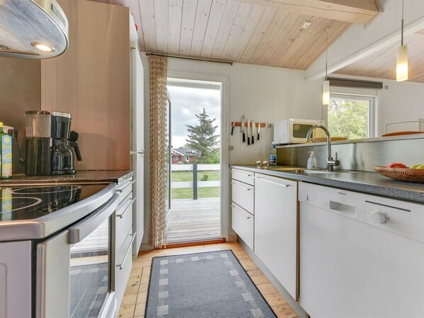 Fridge, microwave, dishwasher, cookware/dishes/utensils