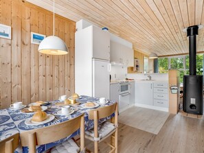 Køleskab, opvaskemaskine, køkkentøj/tallerkener/redskaber