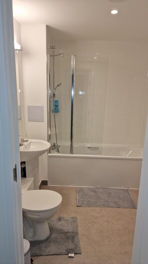Hair dryer, towels, soap, toilet paper - Luxury 3 bedroom Apartment In Barking Town Centre (Barking)