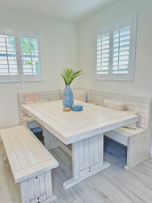 Dining - Your Coastal Paradise in the heart of the Florida keys near beach & restaurants  (Marathon)