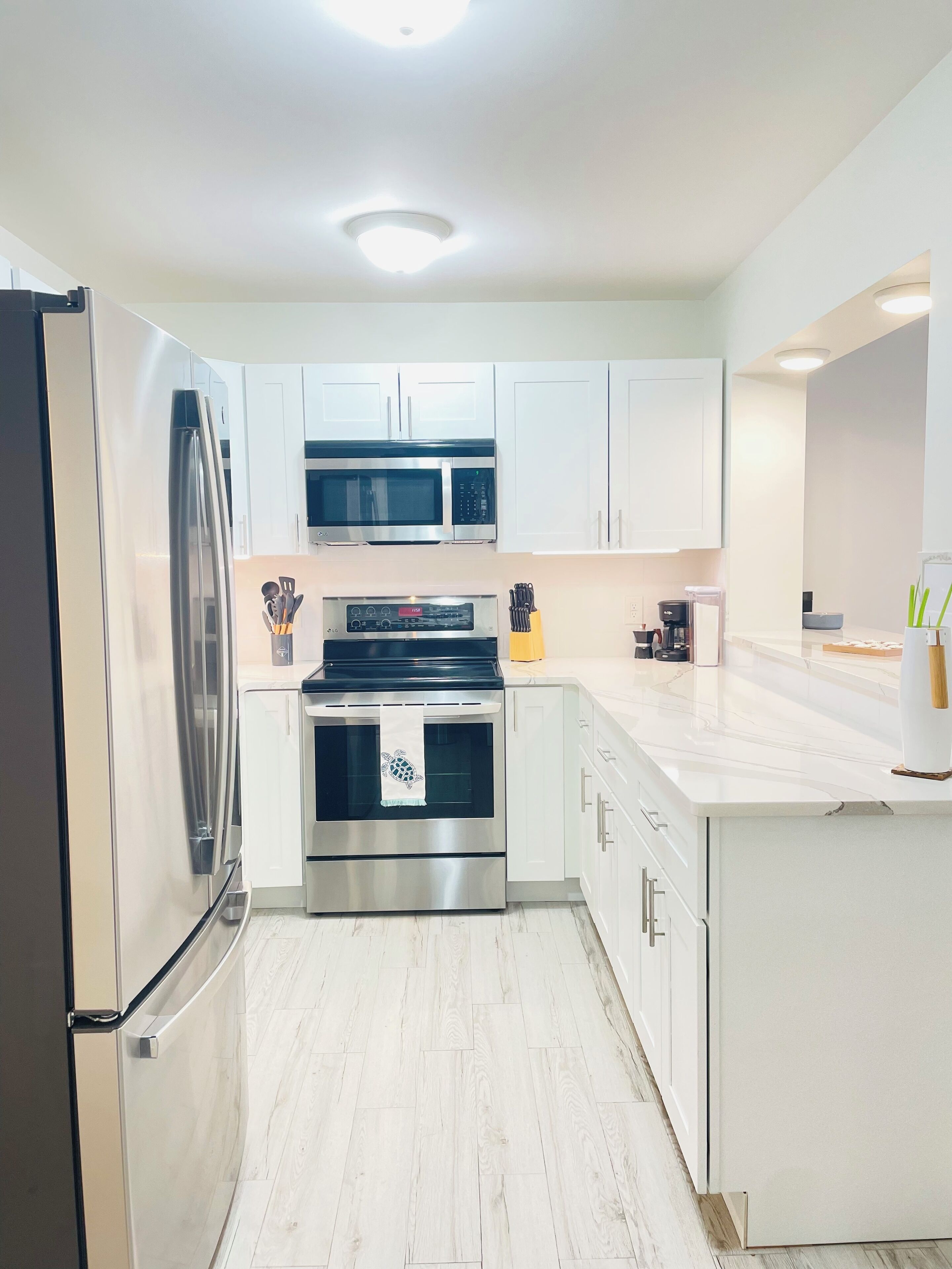 Refrigerador, microondas, horno y parrilla de estufa 