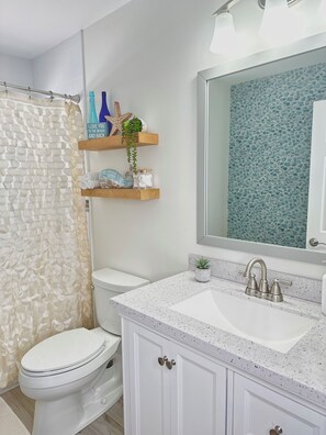 Hair dryer, towels, soap, shampoo - Your Coastal Paradise in the heart of the Florida keys near beach & restaurants  (Marathon)
