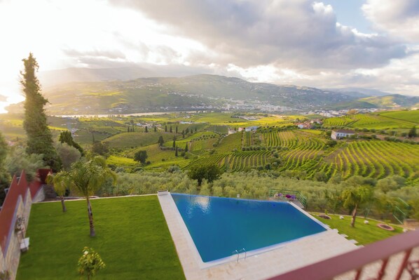 Kolam renang outdoor, dengan kursi berjemur