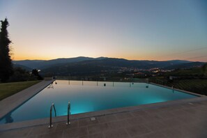 Una piscina al aire libre, tumbonas