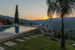 Una piscina al aire libre, tumbonas