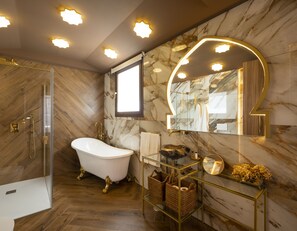 Honeymoon Apartment, Private Pool (Reyes Católicos) | Bathroom | Shower, free toiletries, hair dryer, towels - Palatina Concept Suites (Granada)
