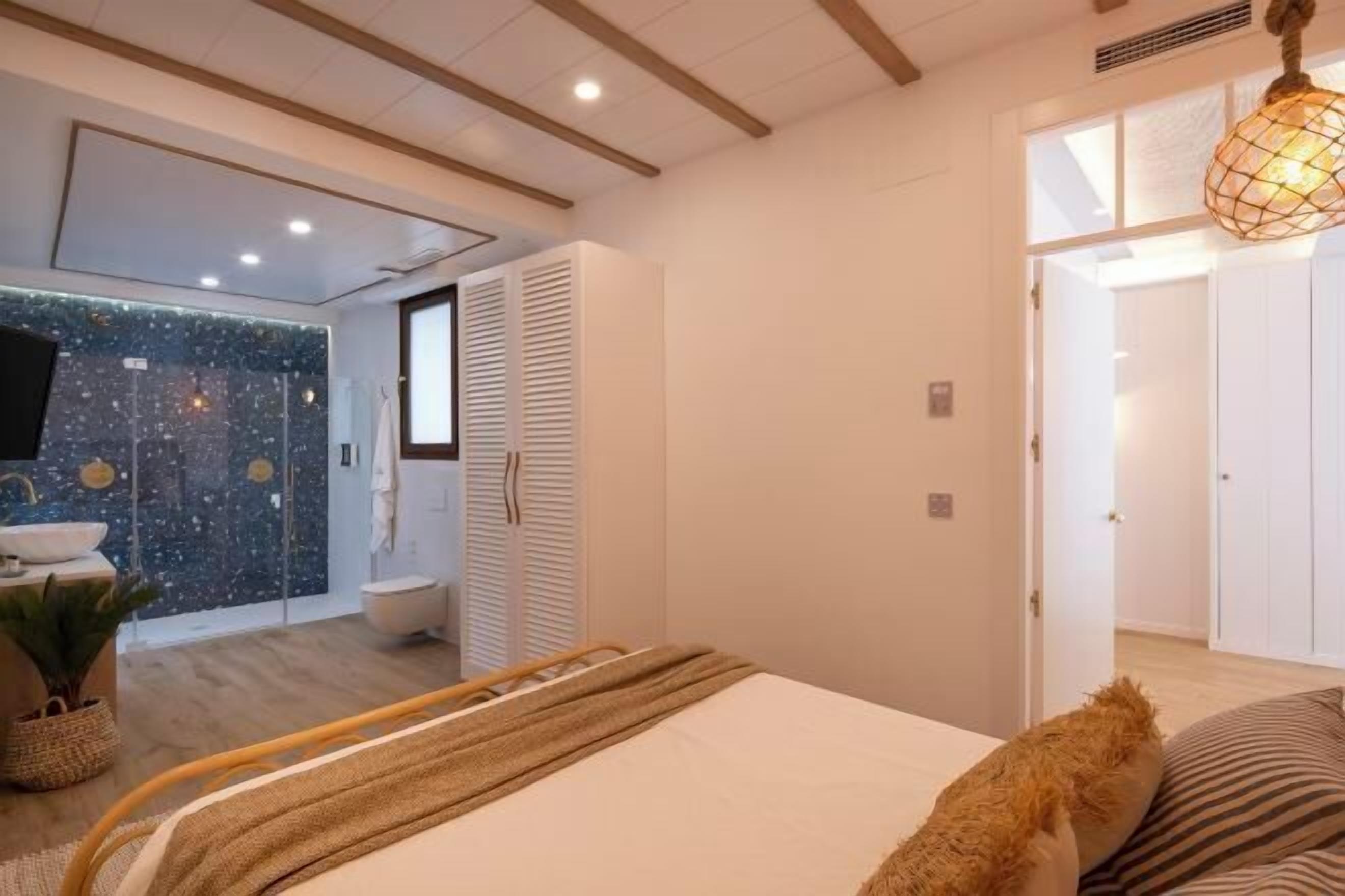 Couette en duvet d'oie, matelas mémoire de forme, rideaux occultants