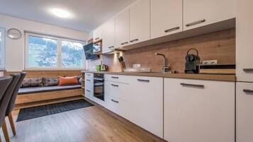 Kühlschrank, Ofen, Kochgeschirr/Geschirr/Besteck