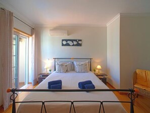 2 soverom, skrivebord, strykejern/-brett og wi-fi