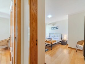 2 Schlafzimmer, Schreibtisch, Bügeleisen/Bügelbrett, Internetzugang