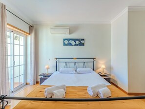 2 bedrooms, desk, iron/ironing board, Internet