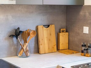 Kühlschrank, Ofen, Geschirrspüler, Kochgeschirr/Geschirr/Besteck