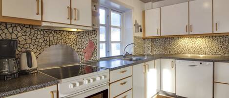 冷蔵庫、電子レンジ、食器洗い機、調理器具と食器