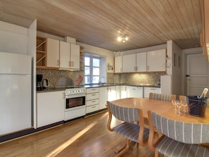 Fridge, microwave, dishwasher, cookware/dishes/utensils