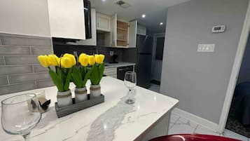 Coffee/tea maker, fridge, microwave, oven