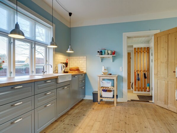 Fridge, microwave, dishwasher, cookware/dishes/utensils