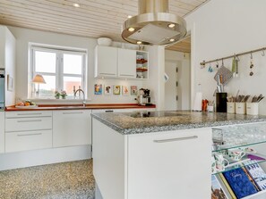 Køleskab, mikrobølgeovn, opvaskemaskine, køkkentøj/tallerkener/redskaber
