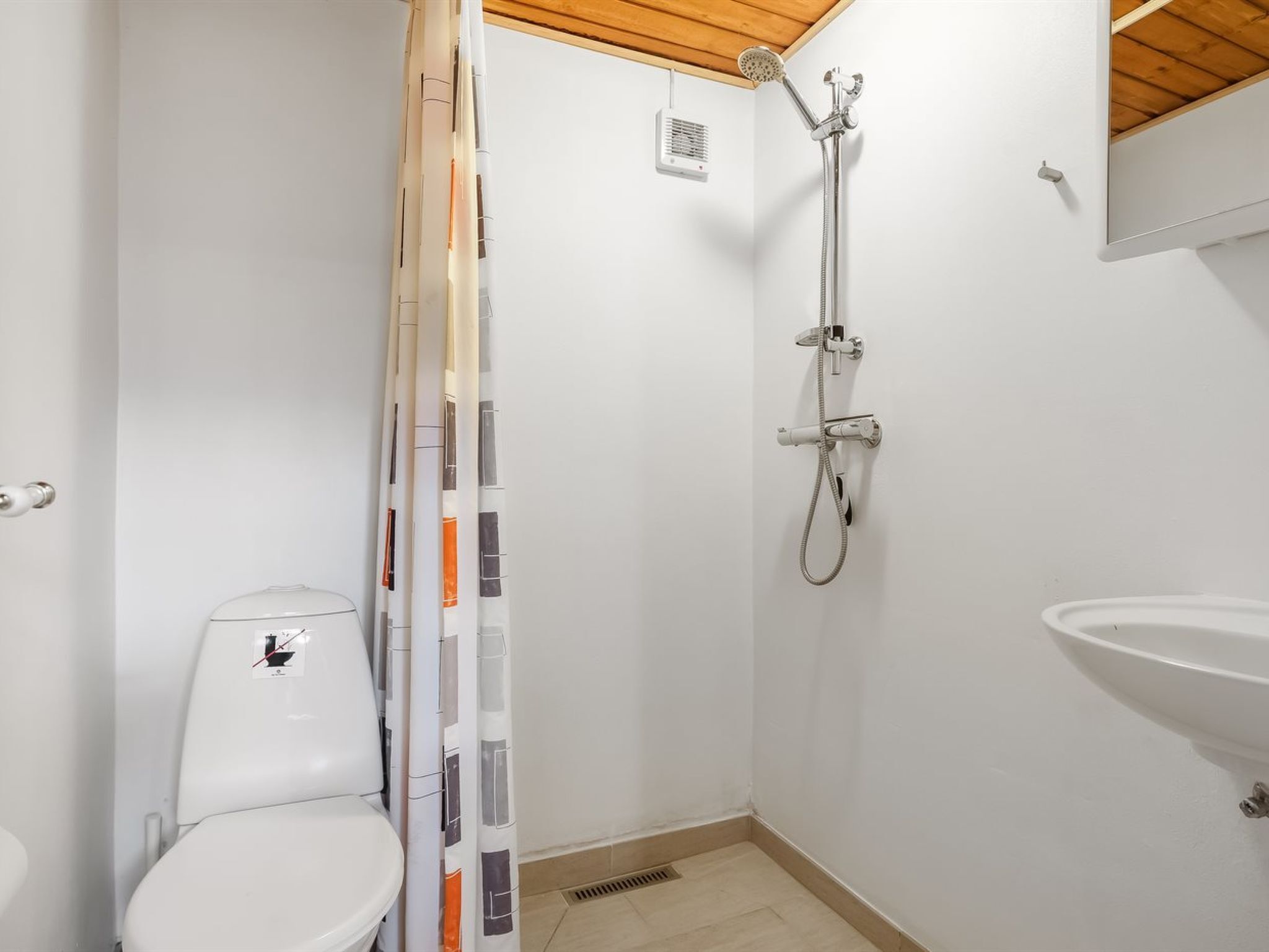 Un baño con ducha, inodoro y lavamanos.
