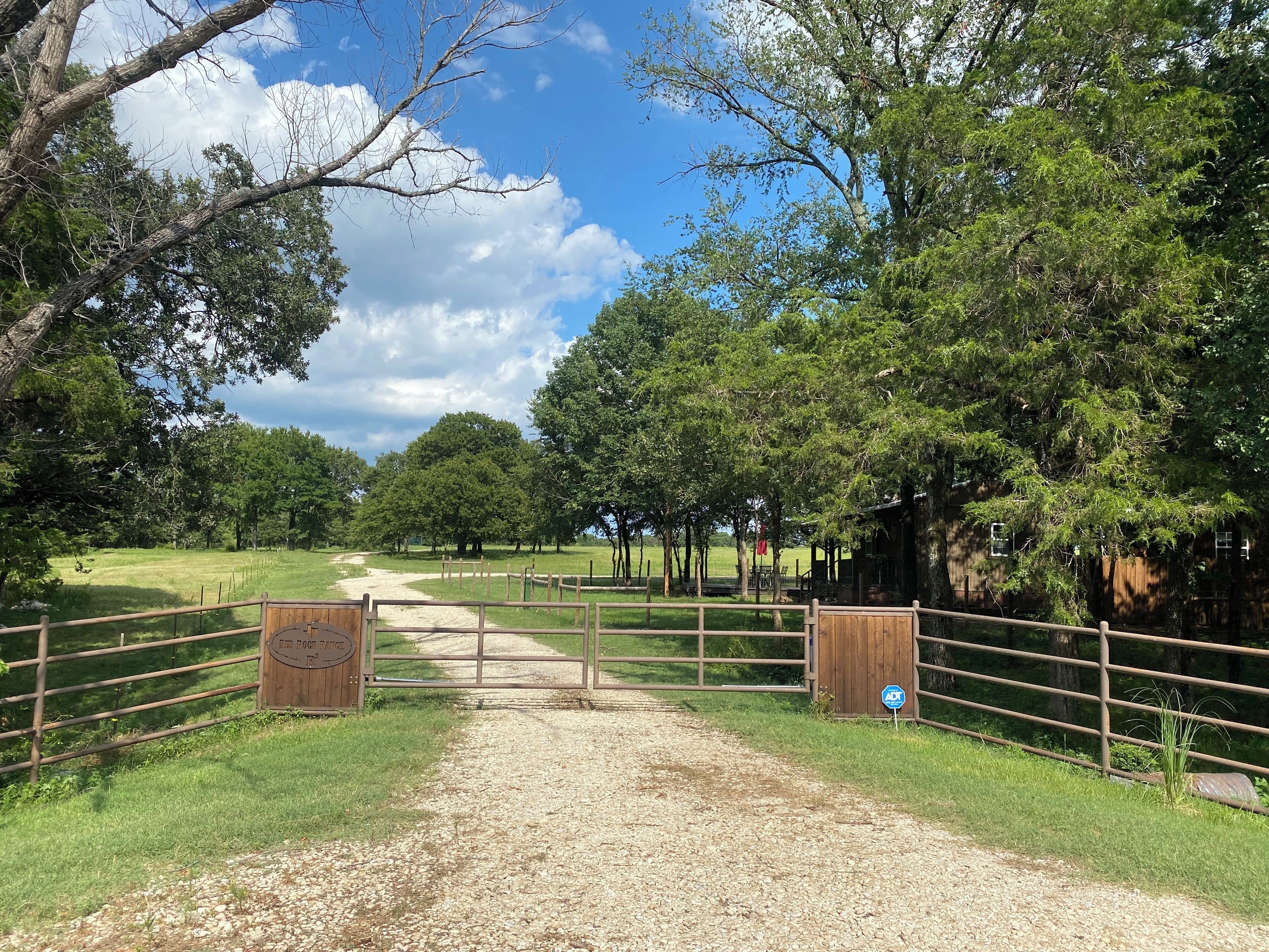 Pet friendly including Horses with fenced yard for both, 10 minutes Lake Texoma